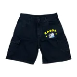 Bermuda cargo de denim negro, corte recto y amplio, con bolsillos laterales tipo cargo. Presenta un estampado frontal en amarillo y azul que incluye la palabra "KABOA" sobre un dibujo estilizado de una casa con un cráneo.