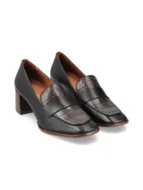 Zapato marrón de cuero con taco cuadrado de madera y detalle de cuero texturizado en la parte delantera.