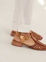 Pantalón largo de lino color blanco, de corte recto y tiro medio, con bolsillos laterales y traseros.