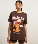 Remera marrón de algodón con estampado de Garfield comiendo un helado y la frase "Gelato for days!".