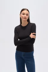 Remera negra de manga larga, corte ajustado y cuello redondo.