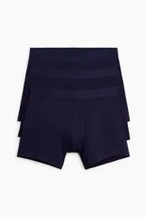 Pack de tres calzoncillos tipo trunk color azul marino, confeccionados en punto elástico con costuras planas y cintura elástica. Cuentan con tecnología Lycra® Xtra Life™.