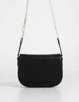 Bandolera negra de cuerina con solapa bordada y correa regulable de tela con rayas blancas y negras.