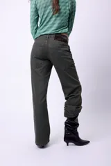 Pantalón jean de denim color verde musgo, de corte wide leg y tiro medio.