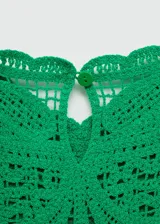 Vestido corto de crochet color verde esmeralda, con cuello redondo, sin mangas y diseño recto.