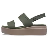 Sandalias Crocs modelo Brooklyn Low Wedge, color azul marino con plataforma beige. Presentan dos tiras anchas sobre el empeine y una tira ajustable en el talón.