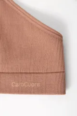 Conjunto de ropa interior color rosa viejo, compuesto por un corpiño sin aro de breteles finos y una bombacha tipo colaless.