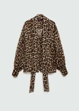 Blusa de tejido fluido con estampado animal print, lazo en el cuello, escote de pico, manga larga murciélago y cierre delantero con botones.