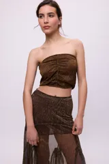 Top strapless negro con frunce en el frente y en la espalda.