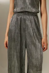 Pantalón plateado de poliéster plisado, corte ancho y tiro alto.