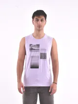 Musculosa lila con estampado de tres fotos en blanco y negro.
