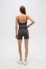 Short deportivo gris con cintura alta acanalada y corte ajustado al cuerpo.