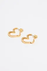 Par de aros dorados con forma de corazón irregular y textura ondulada.