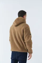 Canguro marrón de sherpa polar con capucha, bolsillo tipo canguro y logo de goma en la manga.