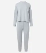 Conjunto de pijama de punto liviano color gris, compuesto por una blusa de mangas largas y cuello redondo, y un pantalón largo con cintura elástica.