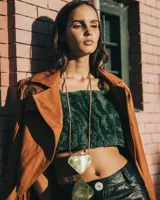 Top corto color crema, estilo bustier, confeccionado en material tipo corderito o borrego, con tirantes anchos.