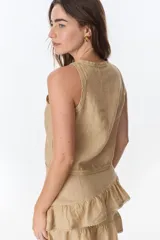 Musculosa celeste de lino con botones frontales.