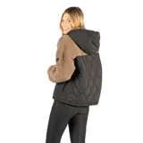 Campera negra con mangas marrones de piel sintética, capucha y cierre frontal.
