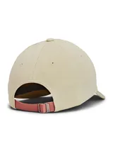 Gorro deportivo Under Armour color rosa con logo blanco bordado en el frente.