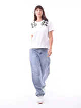 Remera negra de manga corta y cuello redondo.