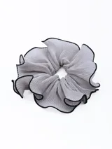 Colero beige con borde negro.