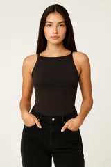 Musculosa blanca ajustada al cuerpo, de bretel fino y escote cuadrado.
