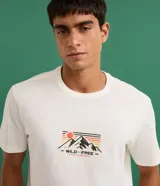 Remera de algodón color blanco crudo, corte comfort, cuello redondo y manga corta. Presenta un estampado localizado en el pecho con montañas, un sol y las palabras "WILD - FREE -".