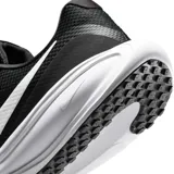 Championes de running Nike Revolution 8, color negro con detalles en blanco. Capellada de malla transpirable y suela con ranuras flexibles.