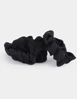 Set de tres gomitas de pelo negras con textura.