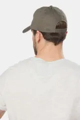 Gorra de béisbol azul de lona con logo en el frente.