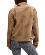 Chaqueta color marrón de gamuza sintética, con cuello en punta, cierre frontal con botones, cuatro bolsillos con solapa y calce relajado a la altura de la cadera.