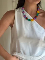 Collar corto con cuentas de cristal checo y acrílico de colores: rojo, azul, amarillo, verde y fucsia. Se cierra con cadena de acero quirúrgico y ganchito para regular el largo.