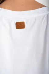 Remera negra de algodón peinado, corte recto y mangas cortas.