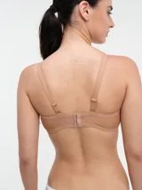 Soutien con aro, color lila, con breteles regulables y espalda con gancho.