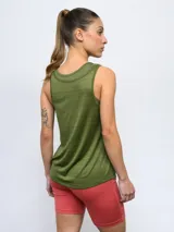 Musculosa deportiva negra de poliéster con logo Umbro estampado en el pecho.