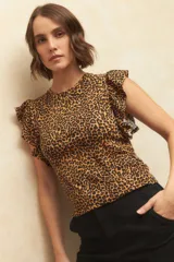 Remera de animal print con mangas con volados, diseño ajustado al cuerpo.