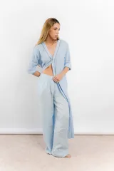 Túnica celeste de lino con bordados en el frente y mangas largas.