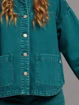 Sobrecamisa de color rosado, con corte relajado y botones frontales.