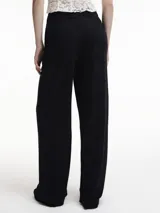 Pantalón negro de lino, corte recto y pretina elástica.