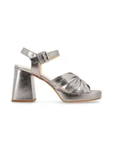 Sandalias plateadas con plataforma y tacón cuadrado, tiras cruzadas en el empeine y pulsera con hebilla al tobillo.