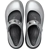 Zuecos Crocs modelo Stomp Metallic Mary Jane, color gris plateado con plataforma negra y correa con detalle de tachas piramidales.