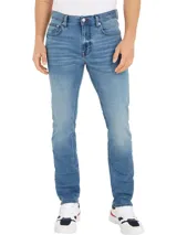 Pantalón de jean azul de corte recto, con cierre de botón y cremallera, cinco bolsillos y logo de Tommy Hilfiger en la parte trasera.