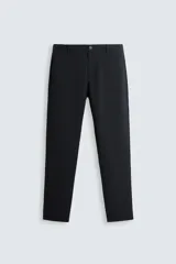 Pantalón largo de vestir gris claro con estampado de cuadros, corte slim fit y cintura elástica. Confeccionado en tejido con alta elasticidad, bolsillos frontales y cierre frontal con cremallera y botón.