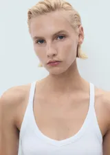 Top sin mangas, entallado, de algodón elástico, con tirantes finos y cuello escotado.