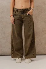 Pantalón de jean wideleg marrón óxido con lavado gastado.