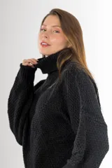 Sweater negro tejido en punto arroz, con cuello alto, mangas largas y silueta holgada.