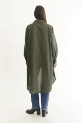 Camisa manga larga color borgoña, con cuello clásico, cierre frontal con botones y bajo irregular.