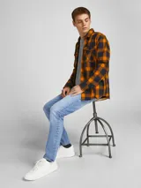 Jean de cinco bolsillos de calce slim fit con tiro bajo, rodilla ajustada y abertura de pierna ceñida. Tejido de sarga super stretch azul denim.