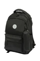 Mochila negra de tela con diseño liso, compartimento principal con cierre, bolsillo frontal con cierre y asa superior. Incluye un pequeño accesorio colgante de tela negra.