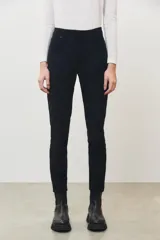 Pantalón de pana negro, de corte ajustado.
